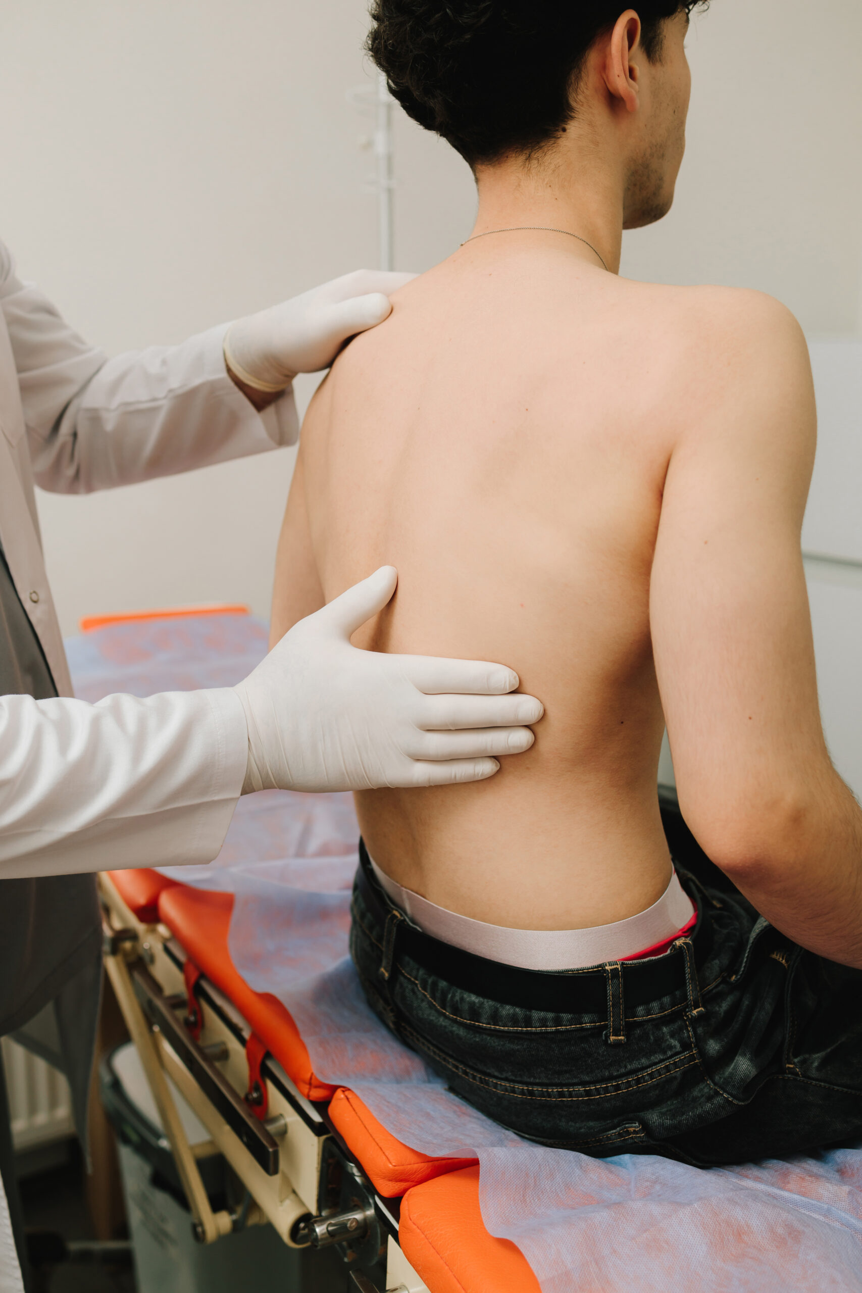 Urologist evaluates kidney tenderness through careful palpation. Urologist evaluates kidney tenderness through careful palpation.